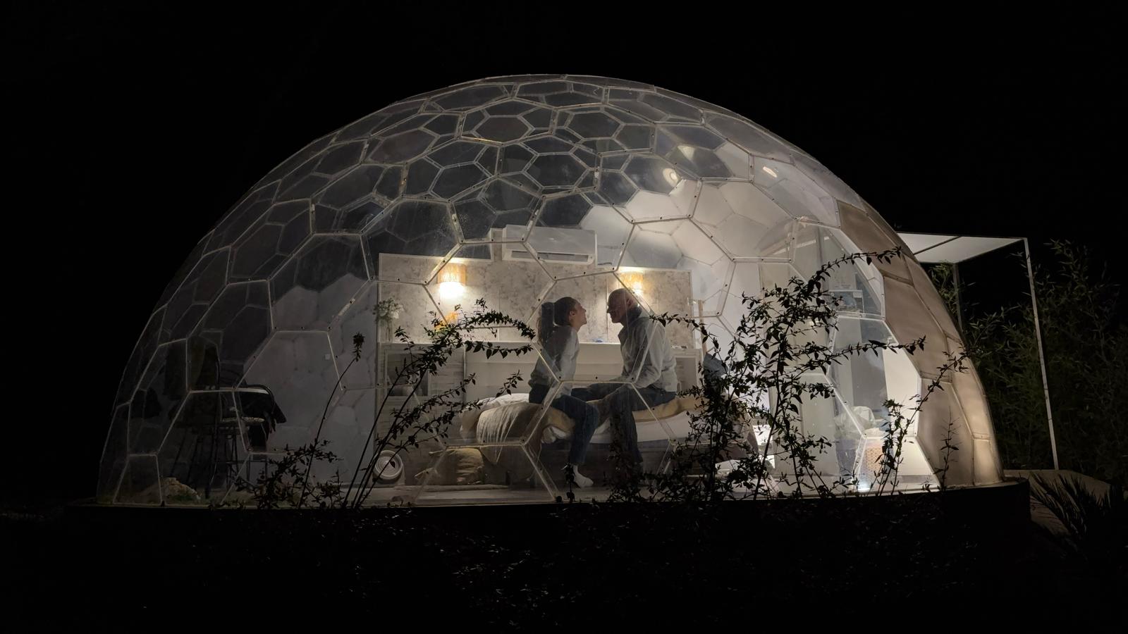 Domo de noche bajo las estrellas